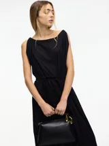 Vestido túnica largo color bordó, de corte amplio, con cuello redondo y bordados en cuello y sisas. Incluye lazo ajustable en la cintura.