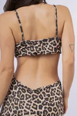 Vestido largo blanco con escote en V, abertura en la cintura y breteles finos.