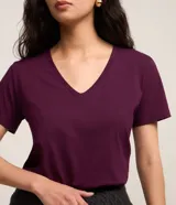 Remera básica de media malla color rosa, con escote en V y mangas cortas.