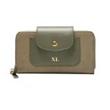 Billetera tipo acordeón con cierre perimetral metálico, color marrón (habano). Presenta un bolsillo frontal con tapa y botón a presión, donde se lee 'XL' en dorado. El material exterior es PU y el interior es textil.