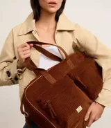 Bolso tipo valija grande color marrón de terciopelo cotelé con bolsillos delanteros, correa de mano y asa larga de gorgorán.