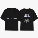 Camiseta celeste con estampado frontal de la frase "Ittai Stars" y una estrella. En la parte posterior tiene un estampado de un llavero con llaves y dijes.