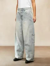 Jean ancho de tiro alto, color celeste claro desgastado, con corte holgado y bolsillos cargo en los laterales de las piernas.