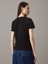 Remera negra de algodón con cuello redondo, corte slim y logo tonal de Calvin Klein Jeans bordado en el pecho.
