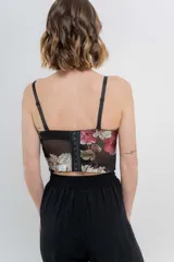 Top tipo corset con estampa floral, confeccionado en tul elástico con estructura interna y copas armadas. Breteles regulables y cierre con triple hilera de broches en espalda.