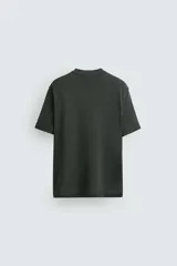 Camiseta marrón de punto, corte regular, cuello redondo y manga corta con terminaciones en rib.