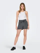 Musculosa blanca de algodón con cuello redondo y corte recto.