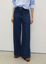 Pantalón de jean azul oscuro, de corte wideleg, tiro alto y bolsillos de parche frontales.