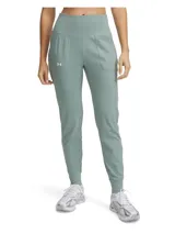 Pantalón jogger Under Armour color verde agua, de corte ajustado, con cintura alta elástica, bolsillos laterales y logo bordado en la pierna izquierda.