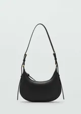 Bolso tipo bandolera color negro con efecto piel, tamaño mediano, cierre de cremallera, forro interior y asa de hebillas ajustable.