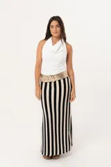 Top blanco de cuello volcado, confeccionado en tejido de punto suave y adaptable.