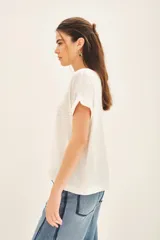 Remera de algodón peruano flamé, color celeste claro, con mangas cortas dobladas y escote redondo. Presenta un largo crop y moldería holgada.