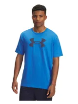Remera azul de hombre marca Under Armour, con logo reflectante grande en el pecho. Tela ligera, suave y de secado rápido.