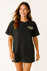 Vestido negro de algodón con estampado dorado en el pecho que dice "Sunset Rock", de corte holgado y cuello redondo.