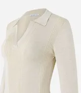 Blusa negra de viscosa con cuello en V con solapa, mangas largas y corte delantero.