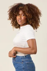 Remera blanca de algodón con mangas cortas y cuello redondo. Estampado frontal con el texto 'SANDKNIT SINCE 1981' en color gris. Diseño con efecto degradado en la parte inferior.