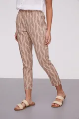 Pantalón con estampado de hojas en tonos beige y marrón, de corte recto y cintura elástica.