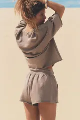 Shorts de tiro alto confeccionados en tejido con efecto lavado, cintura elástica ajustable con cordones, bolsillos laterales de vivo y tejido combinado en rib a tono.