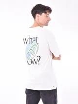 Remera blanca de corte oversized con logo pequeño estampado en el pecho.