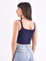 Musculosa de punto acanalado color rosa, con breteles anchos y escote cuadrado.