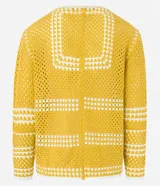 Camisa masculina relaxed con textura efecto ganchillo, cuello en v, abotonada, manga larga y recortes.