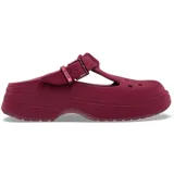 Zueco Crocs modelo Classic Clog Mary Jane Velvet, color rojo oscuro (vino/borgoña), con plataforma y tira T con hebilla metálica.