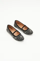 Ballerinas negras de gamuza con apliques de tachas plateadas y tira de terciopelo al empeine.