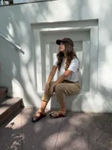 Sandalia marrón de cuero vacuno con detalle de tachas doradas en la capellada, plantilla birk forrada en cuero y fondo negro de eva.