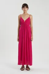 Vestido largo bretelero de voile de algodón- viscosa, con escote en V profundo y falda con vuelo.
