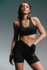 Top deportivo negro con espalda cruzada y abertura triangular.