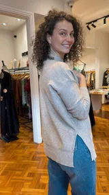 Sweater gris topo de punto, con cuello redondo, corte clásico y terminaciones en morley.