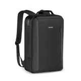 Mochila negra de poliéster impermeable, con capacidad de 23 litros y espacio para dos portátiles de hasta 17,3 pulgadas. Cuenta con tres bolsillos interiores, un bolsillo trasero oculto y un cinturón para sujetar a valija.