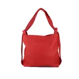 Bolso versátil que se convierte en mochila, fabricado en napa suave y liviana, con cierre superior y bolsillos interiores prácticos.