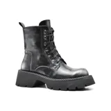 Bota de cuero color marrón oscuro con plataforma y cordones.
