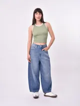 Musculosa negra de punto acanalado con cuello redondo y ribete blanco en cuello y sisas.