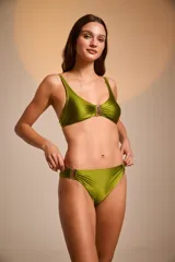 Top de bikini color cobre con breteles finos y detalle de frunce con aplique metálico en el centro del busto.