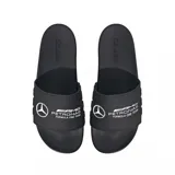 Ojotas Adidas Adilette Comfort Mercedes AMG Petronas Formula One, color negro con logo de Adidas en la plantilla y logo de Mercedes AMG Petronas en la tira.