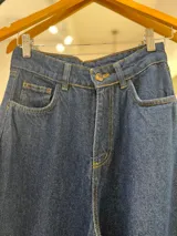 Pantalón de jean azul oscuro, corte wide leg y tiro alto.