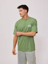 Remera blanca de algodón con cuello redondo y estampado del logo de la marca Rusty en el pecho.