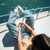 Pantalón de jean celeste, corte ultra baggy con diseño de paneles y costuras a la vista.