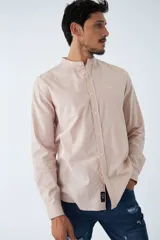 Camisa de hombre color azul marino, corte slim fit, cuello mao y mangas largas con puños abotonados.