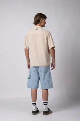 Camisa de lino color blanco, de manga corta, con cuello clásico y cierre frontal con botones.