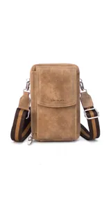 Bandolera porta celular negra de símil cuero con bolsillo frontal con tapa, cierre perimetral, correa de galón regulable y desmontable, y múltiples compartimentos internos para tarjetas y billetes.