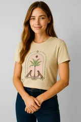 Remera color beige de algodón con estampado de dos perros y una palmera enmarcada en un arco con detalles florales.