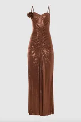 Vestido largo de jersey metalizado color cobre, con breteles finos, escote corazón, detalle de flor en el hombro y frunces en la parte delantera.