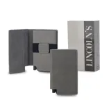 Tarjetero compacto color gris con caja de aluminio incorporada y elástico divisor para billetes. Protege las tarjetas del escaneo gracias a su sistema anti clonación.