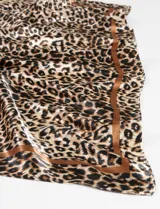 Pañuelo cuadrado de poliéster con estampado de leopardo y borde liso en tono cobre.