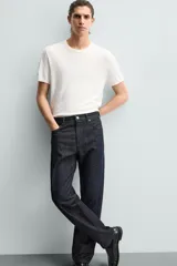 Camiseta de hombre de punto con mezcla de viscosa, a rayas horizontales blancas y azul marino. Tiene cuello redondo, manga corta y terminaciones en rib.