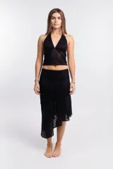 Falda midi negra de encaje con corte irregular y ruedo asimétrico.