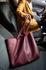 Bolso tipo tote bag de cuero color gris topo, con doble asa de hombro y sin forro.